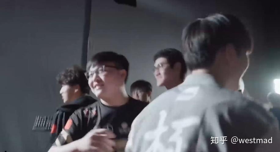 开云体育APP下载-MAD横扫GEN，Uzi团战一打五峡谷大战八强赛，留下经典瞬间