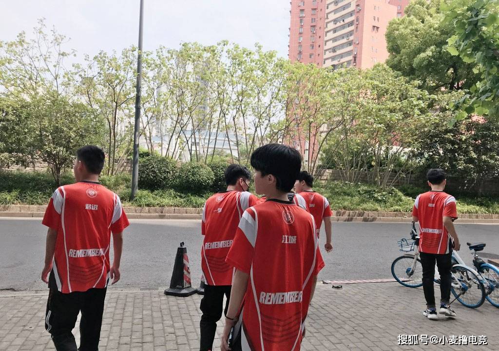 开云体育平台APP-CLG横扫C9，Kanavi完成史诗逆转强强对话入围赛，留下经典瞬间