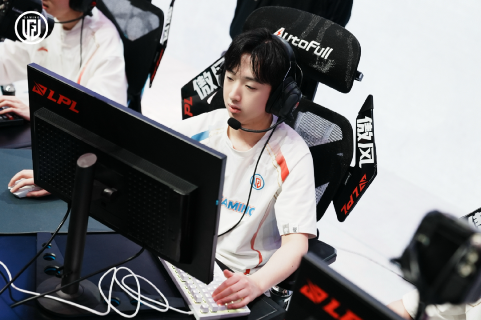 100T绝杀RNG，Deft操刀奇招英雄翻盘鏖战多局入围赛，锁定晋级资格